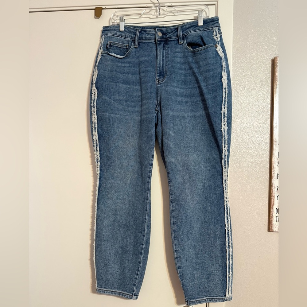 Judy Blue Distressed Blue Jeans with White Trim